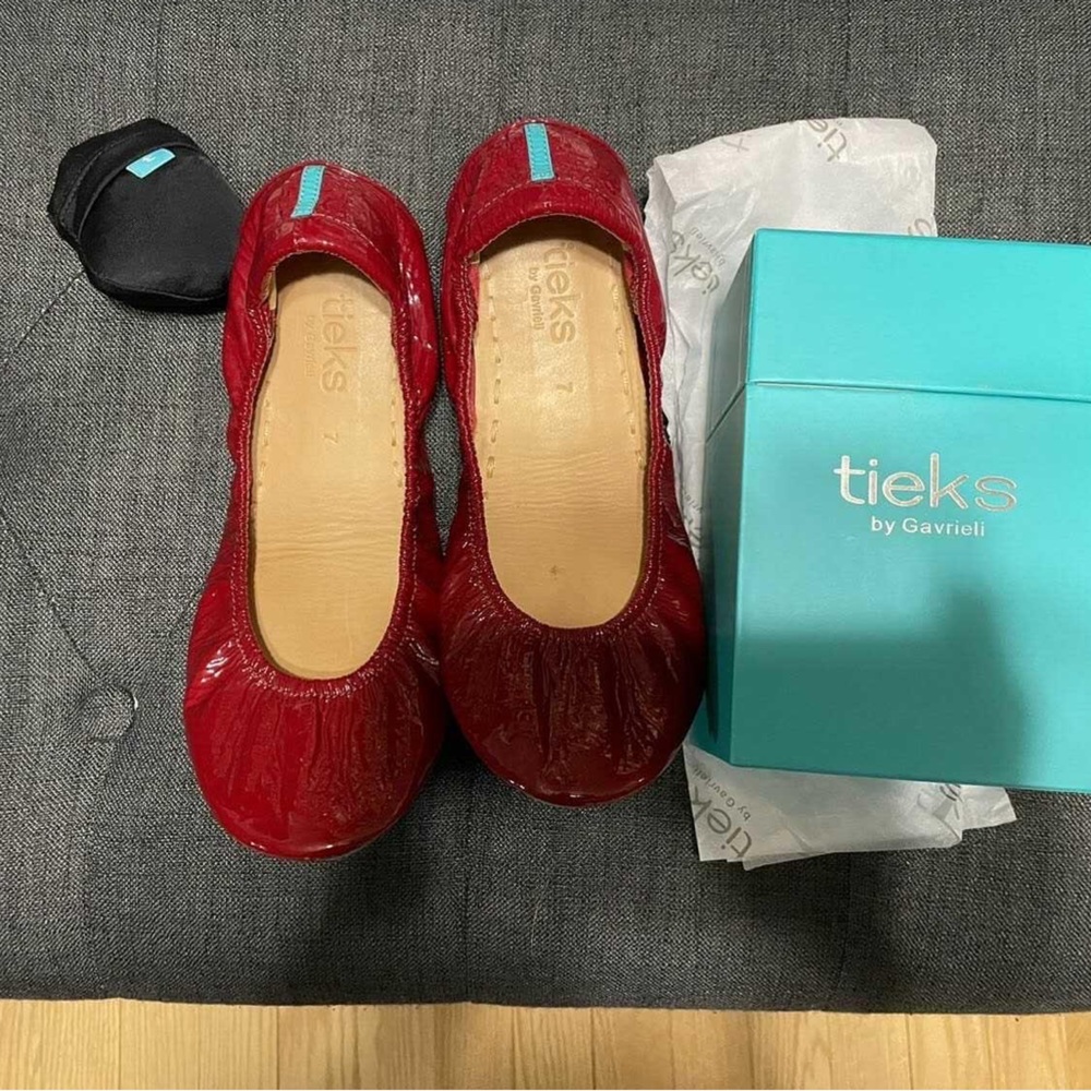 Ruby red Tieks